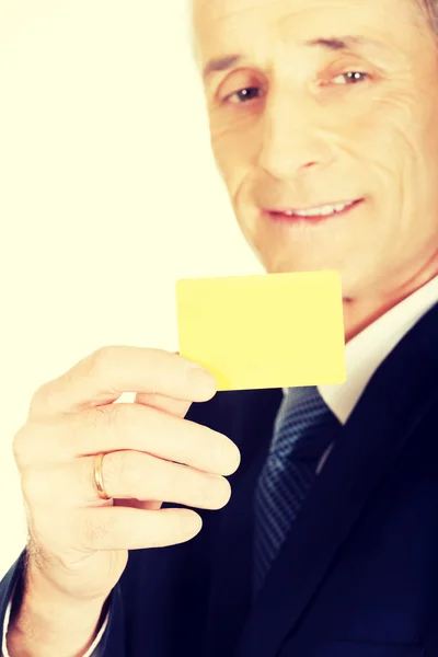 Affärsman som visar ett gult identitetskort namn — Stockfoto