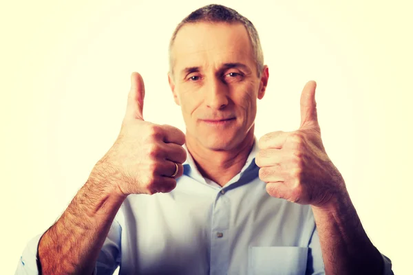 Portret van volwassen man gebaren ok teken — Stockfoto
