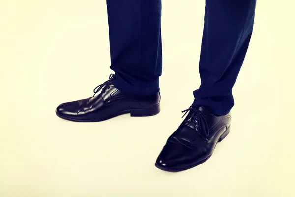 Close-up de pés de empresário em botas pretas — Fotografia de Stock