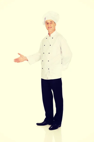 Szczęśliwy szef kuchni starsze z przywitalny gest — Zdjęcie stockowe