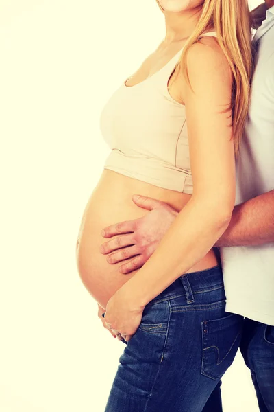 Man omfamnar sin frus graviditet mage — Stockfoto