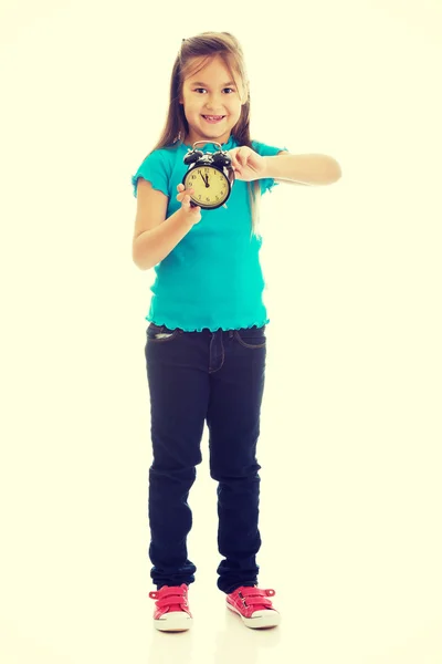 Girl winds the clock — Stock Photo, Image