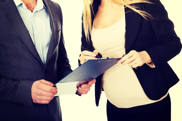 Schwangere Geschäftsfrau unterschreibt Vertrag — Stockfoto