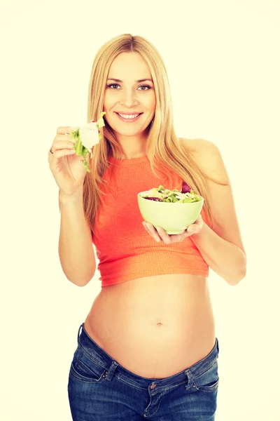 Mulher grávida comendo uma salada — Fotografia de Stock