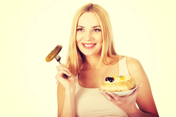 Happy pregnant woman with cake and pickles — Stock Photo, Image