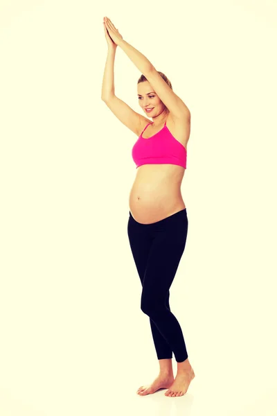 Беременная женщина расслабляется занимаясь йогой — стоковое фото