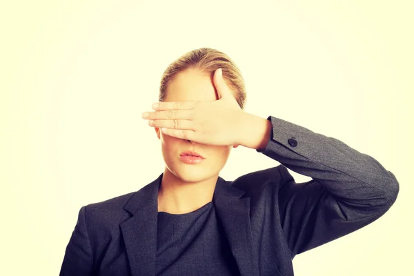 Mujer cubriéndose la cara con ambas manos — Foto de Stock