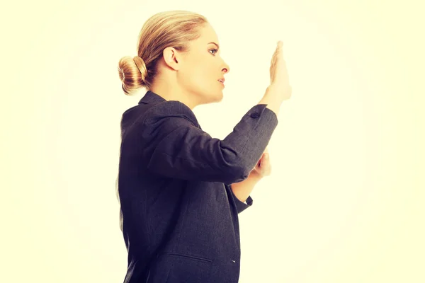 Mujer presionando una pantalla abstracta — Foto de Stock