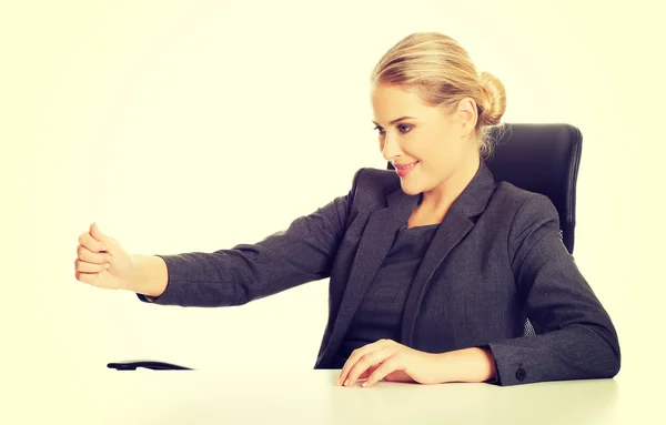 Geschäftsfrau fängt etwas am Schreibtisch — Stockfoto