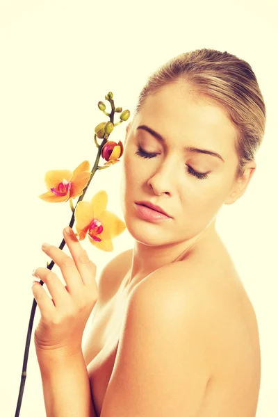 Vackra spa kvinna med orange orchid — Stockfoto