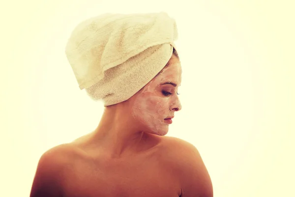 Retrato de perfil de una mujer con crema facial — Foto de Stock