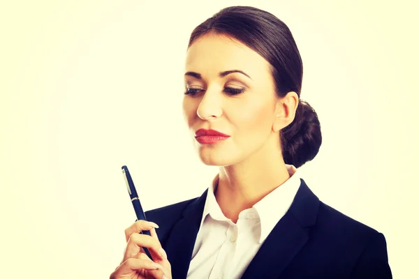 Portret van doordachte zakenvrouw houdt een pen — Stockfoto