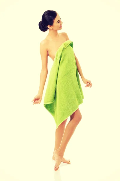 Celé délce žena stojí zabalená do ručníku — Stock fotografie
