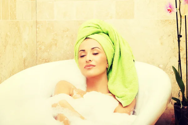 Femme relaxante dans le bain avec les yeux fermés — Photo