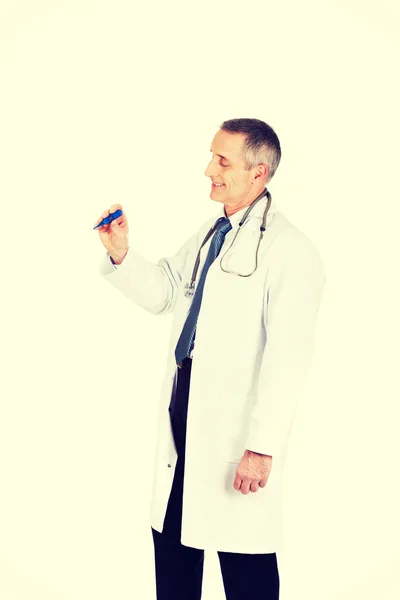 Зрелый мужчина-врач держит термометр — стоковое фото
