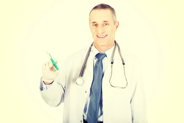 Male doctor holding a syringe — Stock Photo, Image