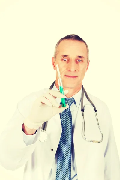 Homme médecin tenant une seringue — Photo