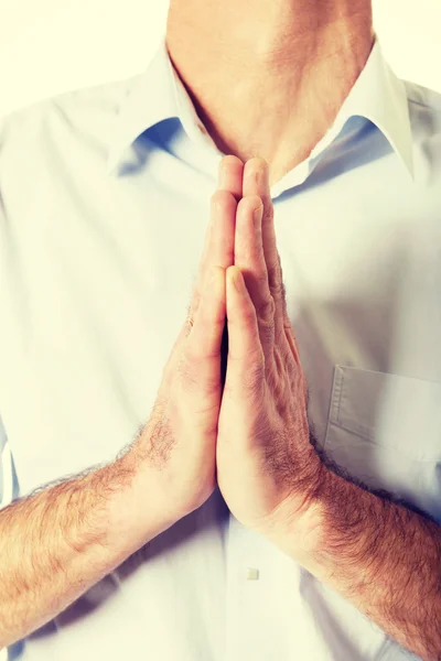 Close-up op mannelijke handen gebalde om te bidden — Stockfoto