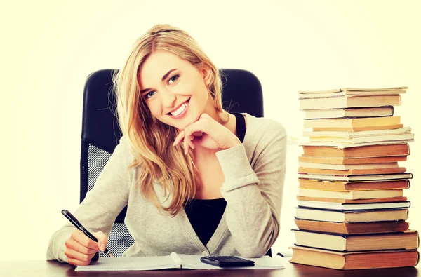 Vrouw voorbereiding op examen — Stockfoto