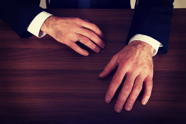Geschäftsleute legen Hände auf den Schreibtisch — Stockfoto