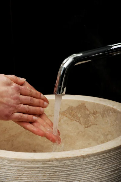 Femme nettoyant ses mains . — Photo