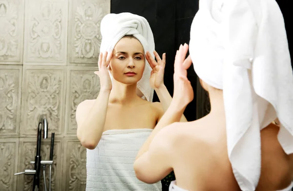 Mujer cuidar de su cara . — Foto de Stock