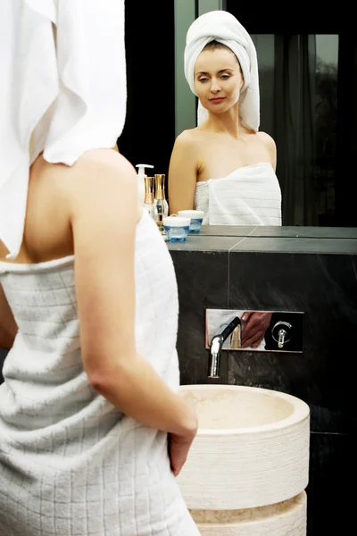 Mujer hermosa natural en el baño . —  Fotos de Stock