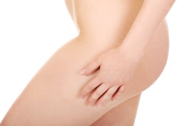 kadın onun uyluk dokunmadan.