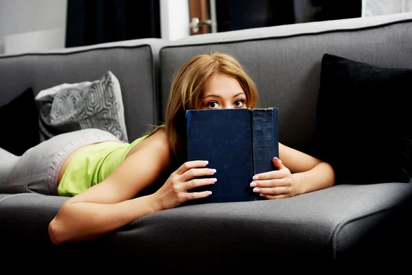 Mulher adolescente lendo um livro . — Fotografia de Stock