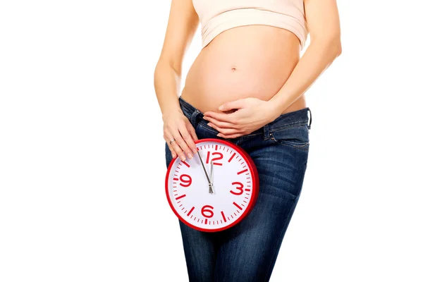 Femme enceinte avec une horloge — Photo