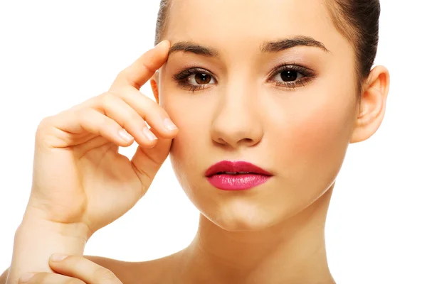 Frau mit vollem Make-up berühren Gesicht. — Stockfoto