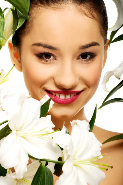 Schönheit Gesicht einer Frau mit Blumen. — Stockfoto