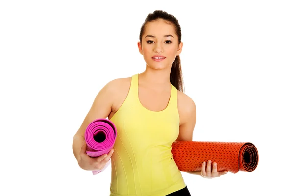 Fitness woman ready holding yoga mats. — Stock Photo, Image