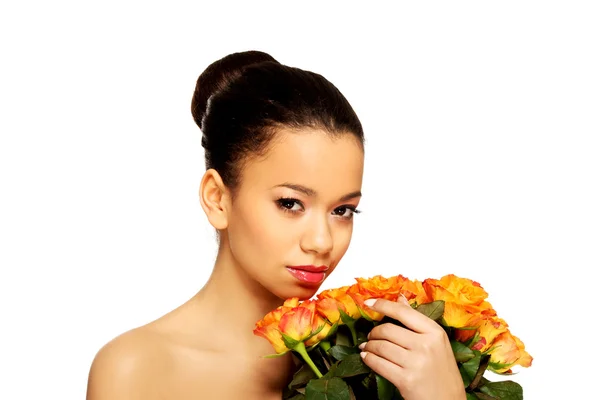 Beleza mulher africana com rosas . — Fotografia de Stock