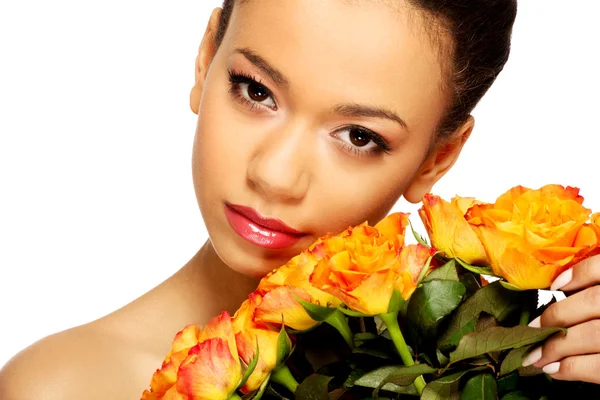 Belleza mujer africana con rosas . —  Fotos de Stock