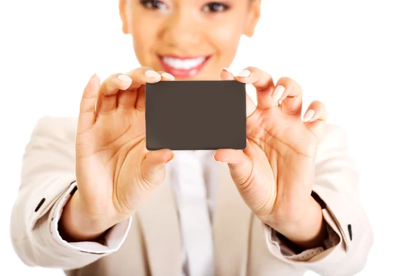 Businesswoman holding a card. — Stock Photo, Image