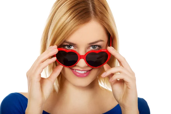 Casual vrouw in zonnebril. — Stockfoto