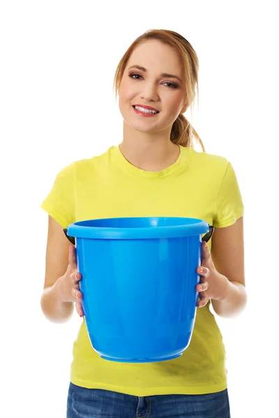 Young woman holding blue bucket. — Stock Photo, Image