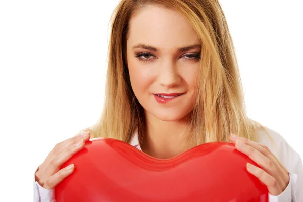 Giovane donna con palloncino a forma di cuore . — Foto Stock