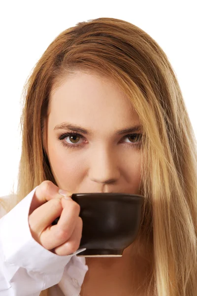 Vrouw in shirt met lange mouwen drinken koffie. — Stockfoto