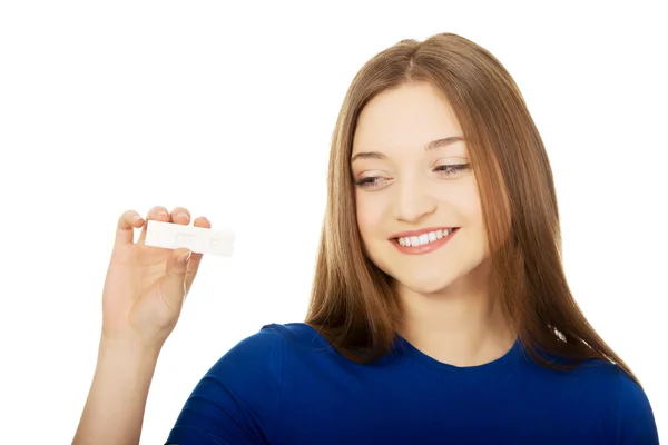 Feliz adolescente sosteniendo prueba de embarazo . — Foto de Stock