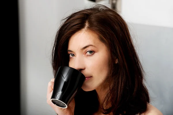 Egy nő kávét iszik az ágyban. — Stock Fotó