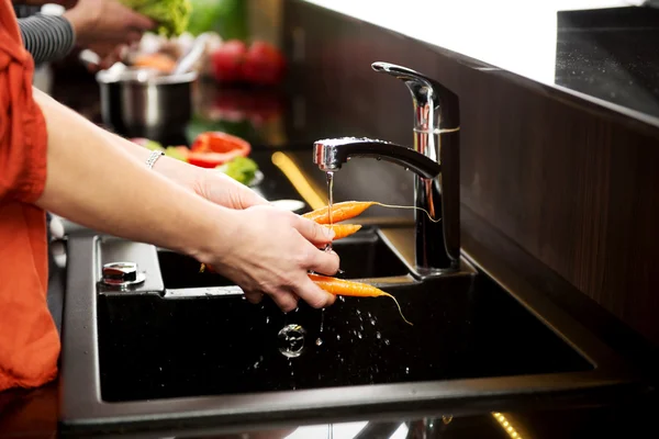 Mujer lavando zanahorias . —  Fotos de Stock