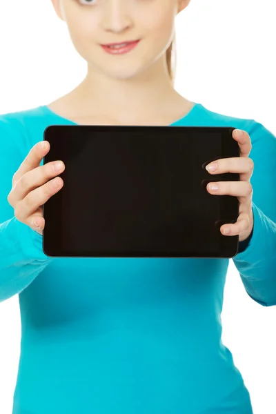 Teenager in der Hand eines Tablets. — Stockfoto