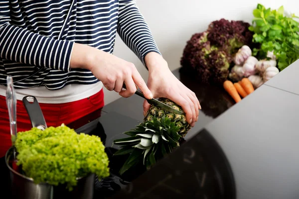 Kvinnan i köket förbereder sig lite mat. — Stockfoto