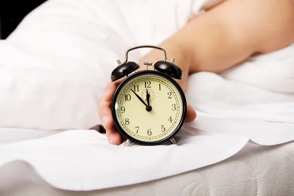 Hombre con despertador en el dormitorio. — Foto de Stock