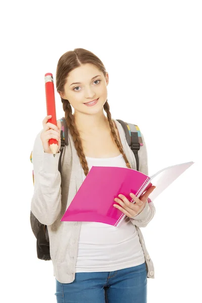 Glückliche Studentin mit großem Bleistift. — Stockfoto