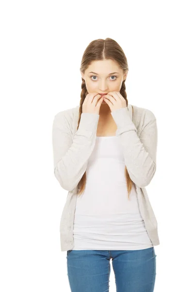 Nerveus nadenkend vrouw nagels te bijten. — Stockfoto