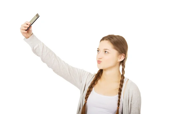스마트 폰으로 selfies를 복용 십 대 여자. — 스톡 사진
