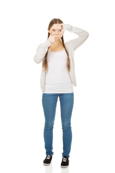 Teen woman with frame gesture. — Stock Photo, Image